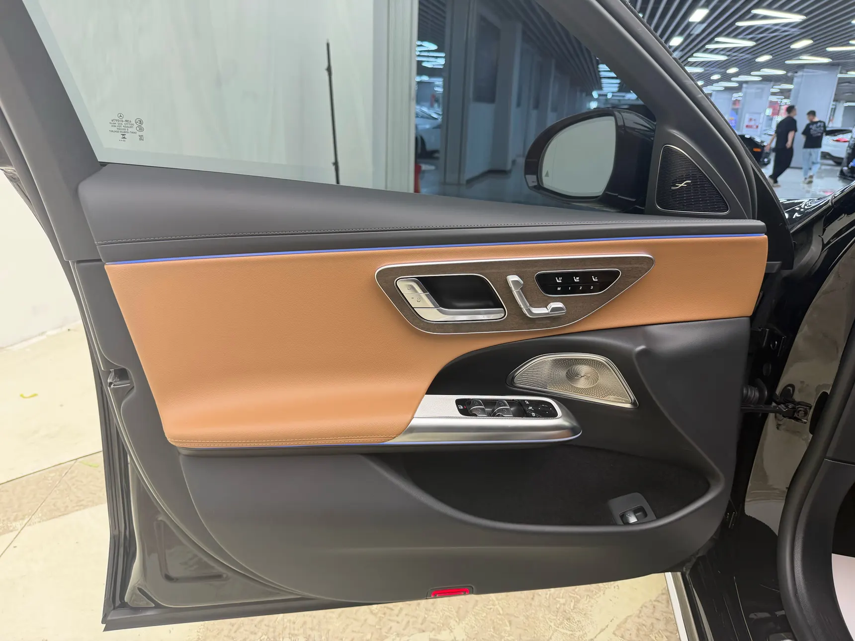 Mercedes-Benz E 300 L, 2025 12