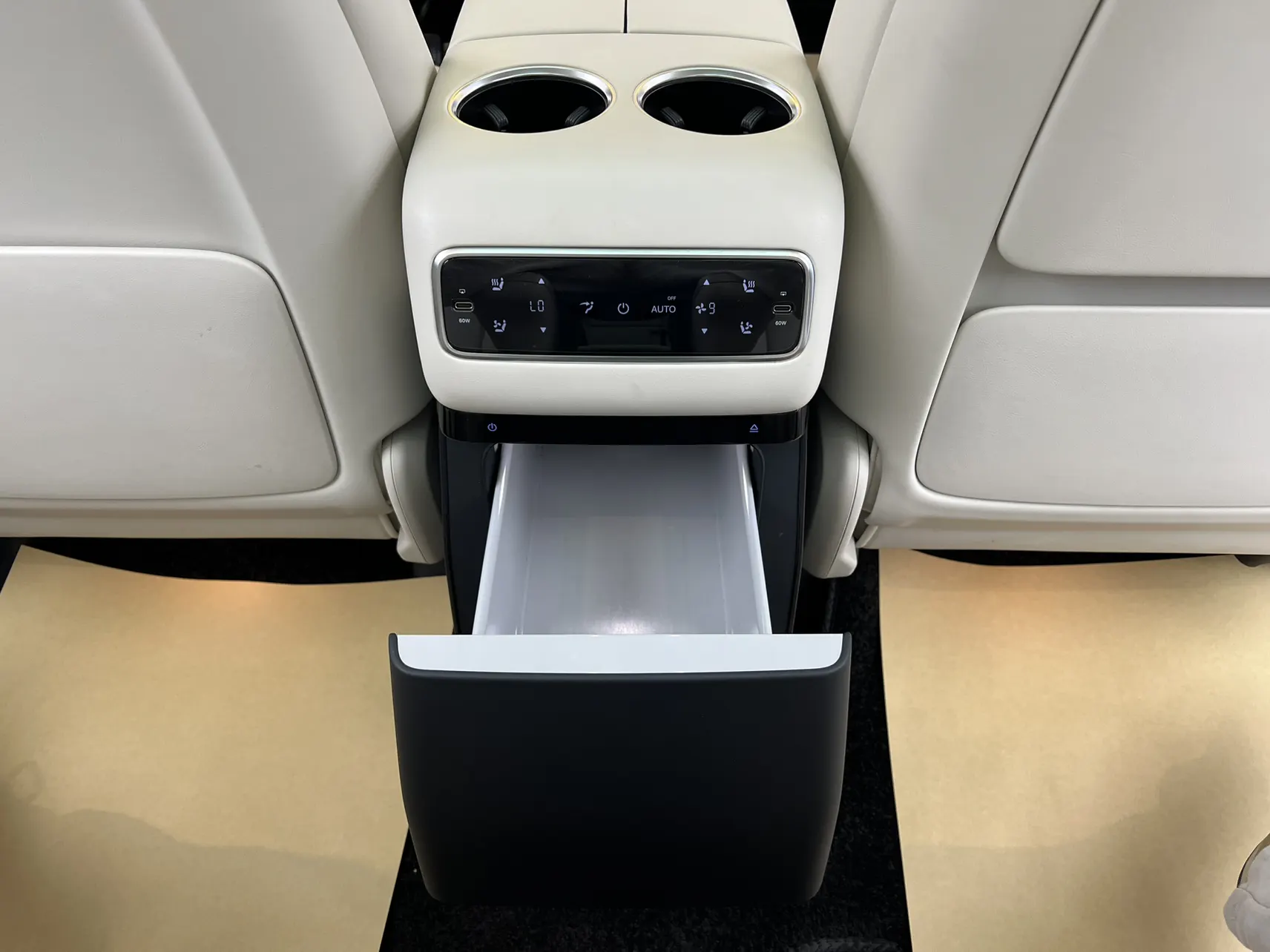 Li Auto MEGA, 2024 32