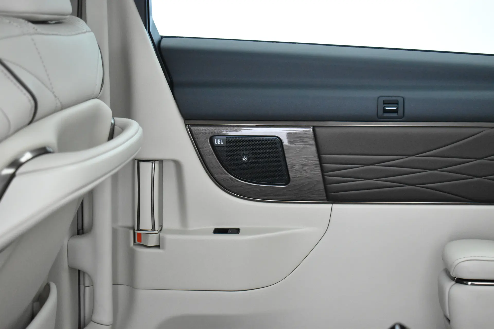 Toyota Alphard, 2024 25