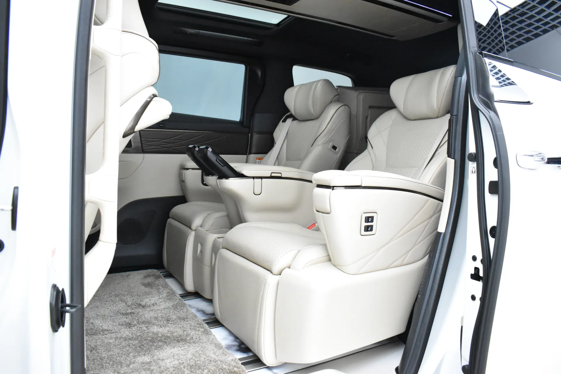 Toyota Alphard, 2025 6