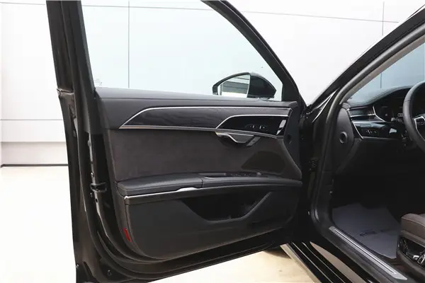 Audi A8L 50 TFSI, 2025 10