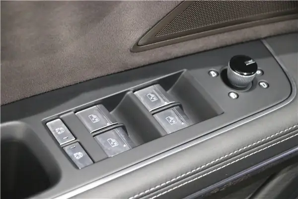 Audi A8L 50 TFSI, 2025 11