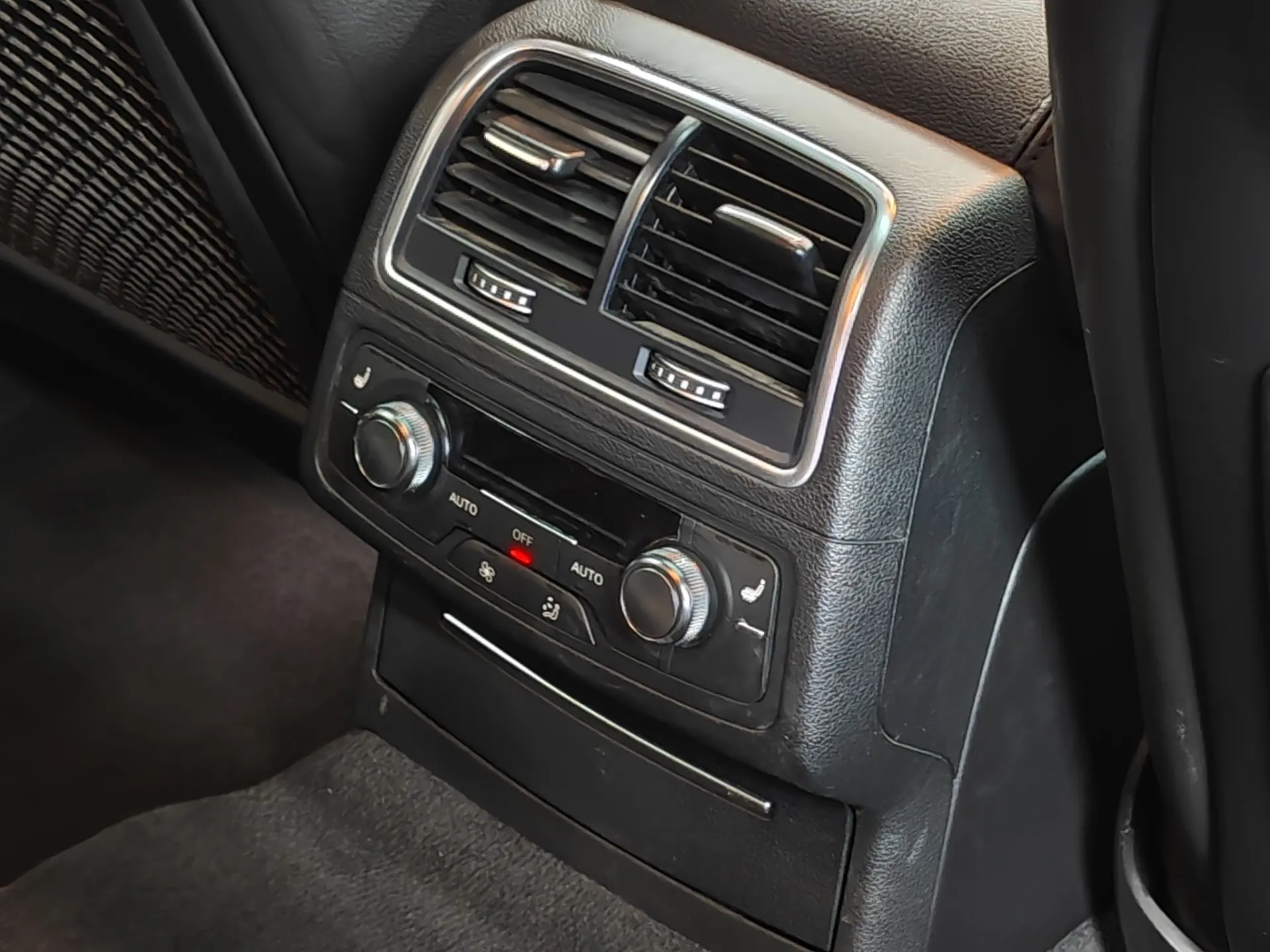 Audi A6L 30, 2017 13