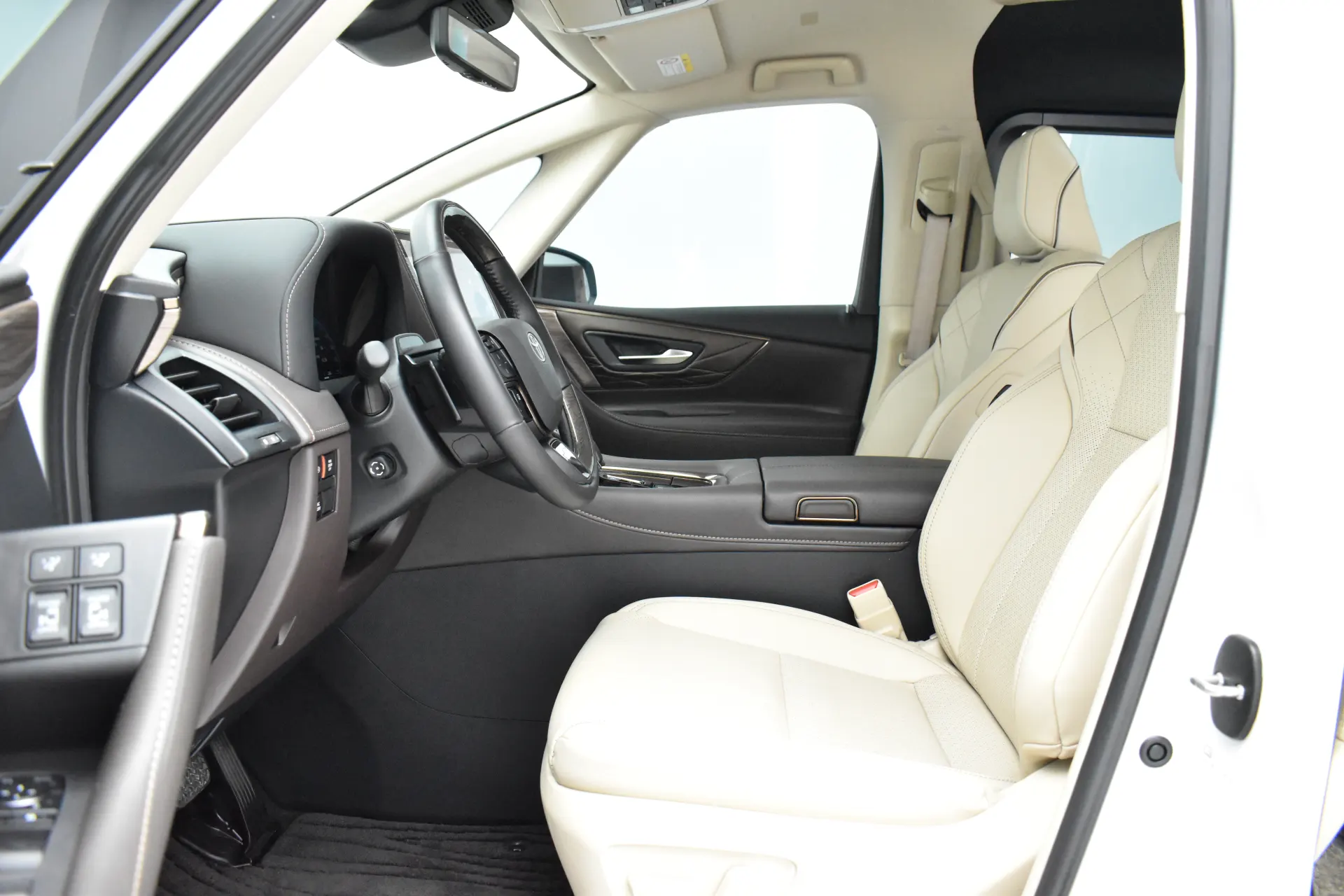 Toyota Alphard, 2025 4