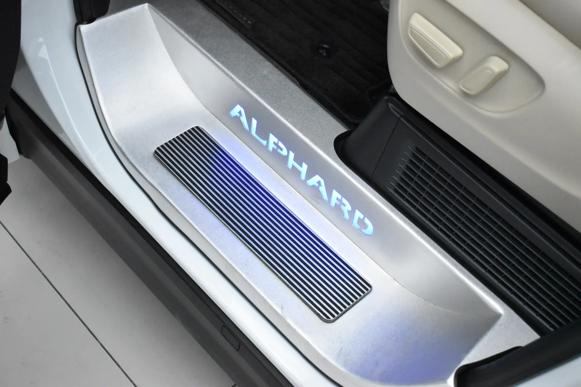 Toyota Alphard, 2025 9