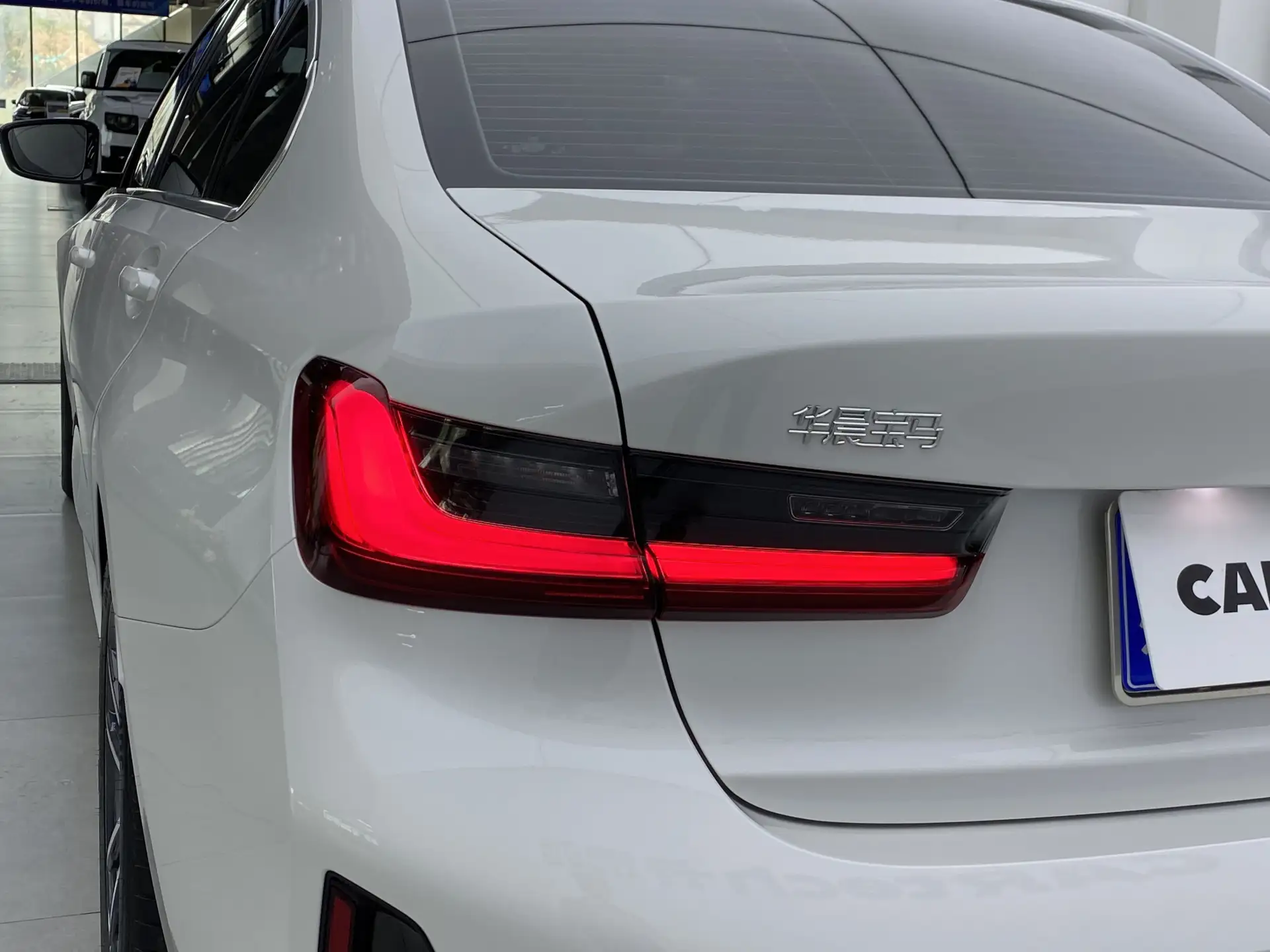 BMW 325Li, 2025 32