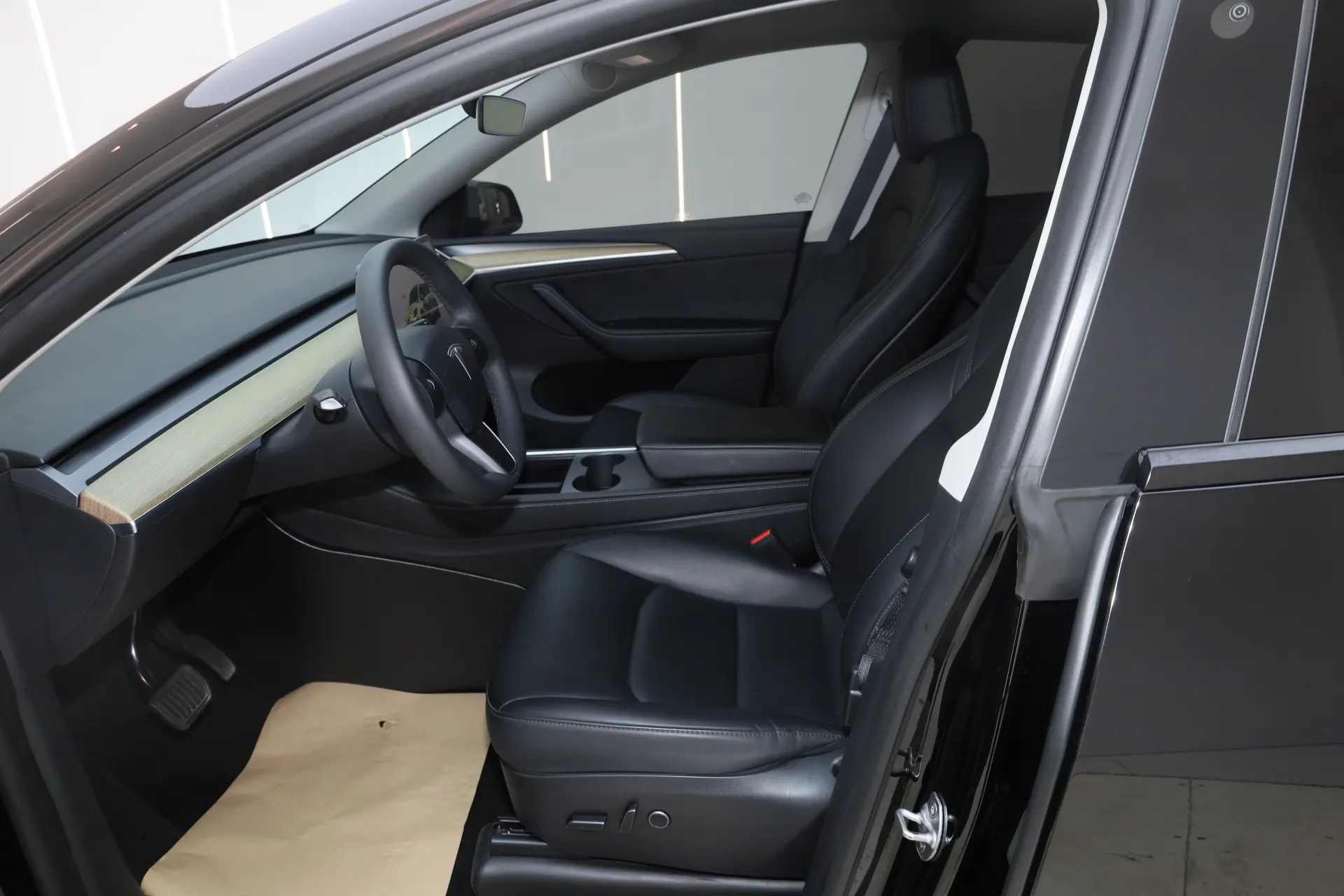 Tesla Model Y, 2023 19