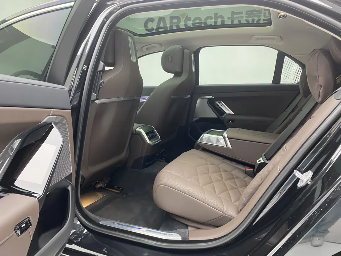 BMW 735Li, 2026 19