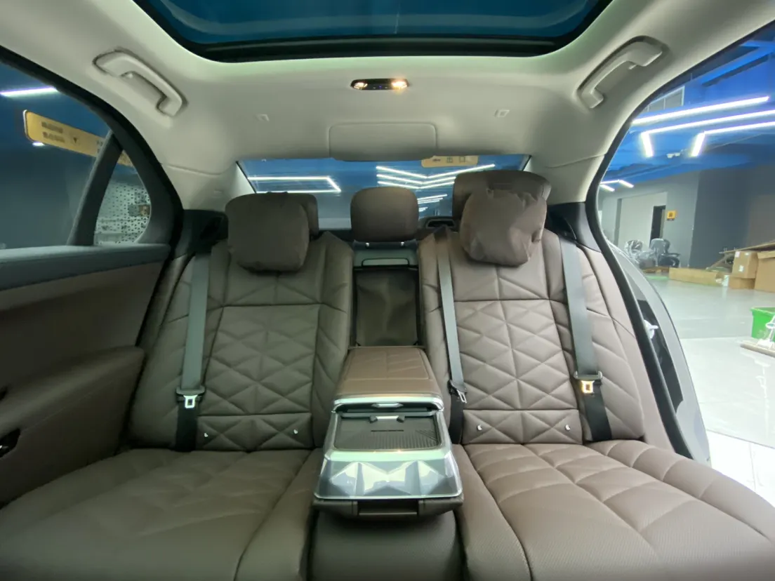 BMW 735Li, 2026 24