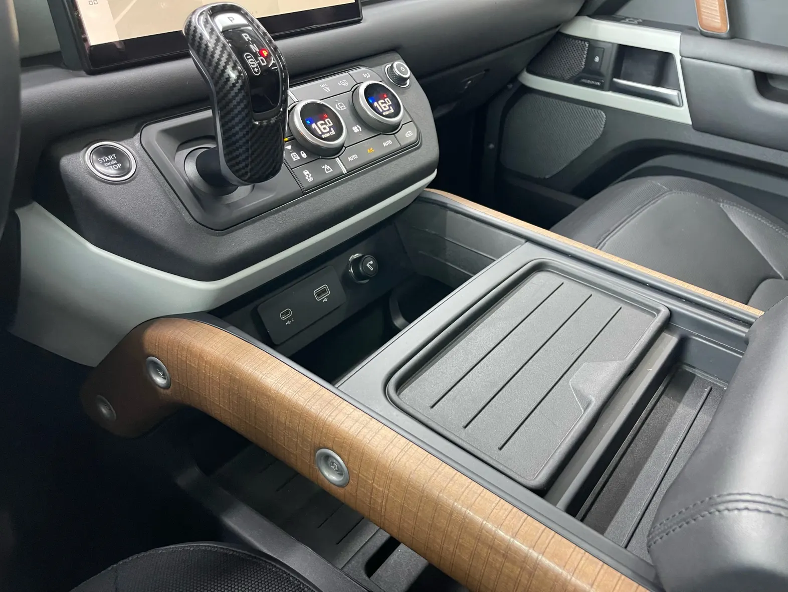Land Rover Defender, 2022 27
