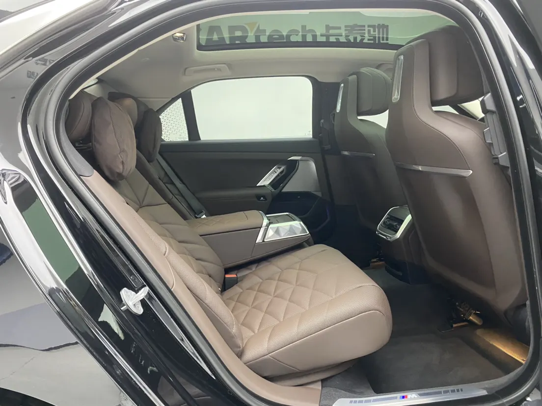 BMW 735Li, 2026 23