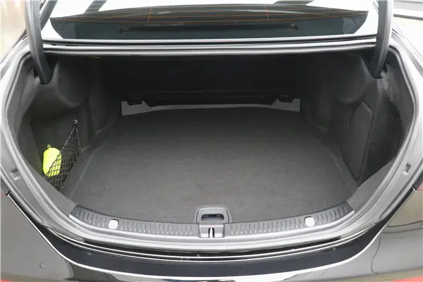 Mercedes-Benz E 300 L, 2023 29