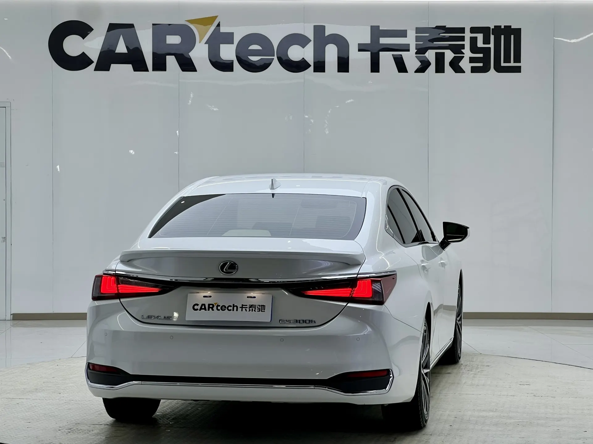 Lexus ES 300h, 2023 10