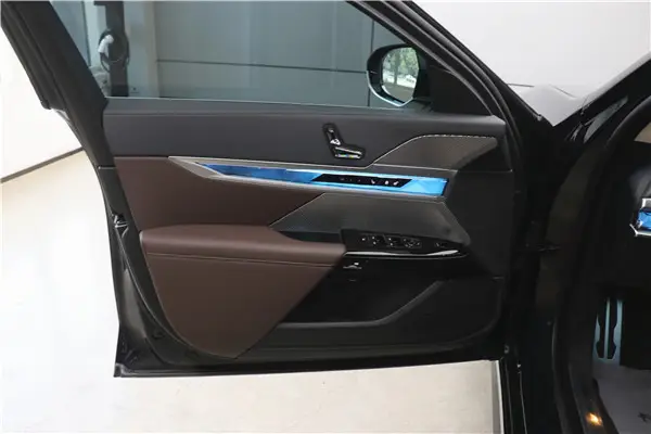 BMW 735Li, 2023 10