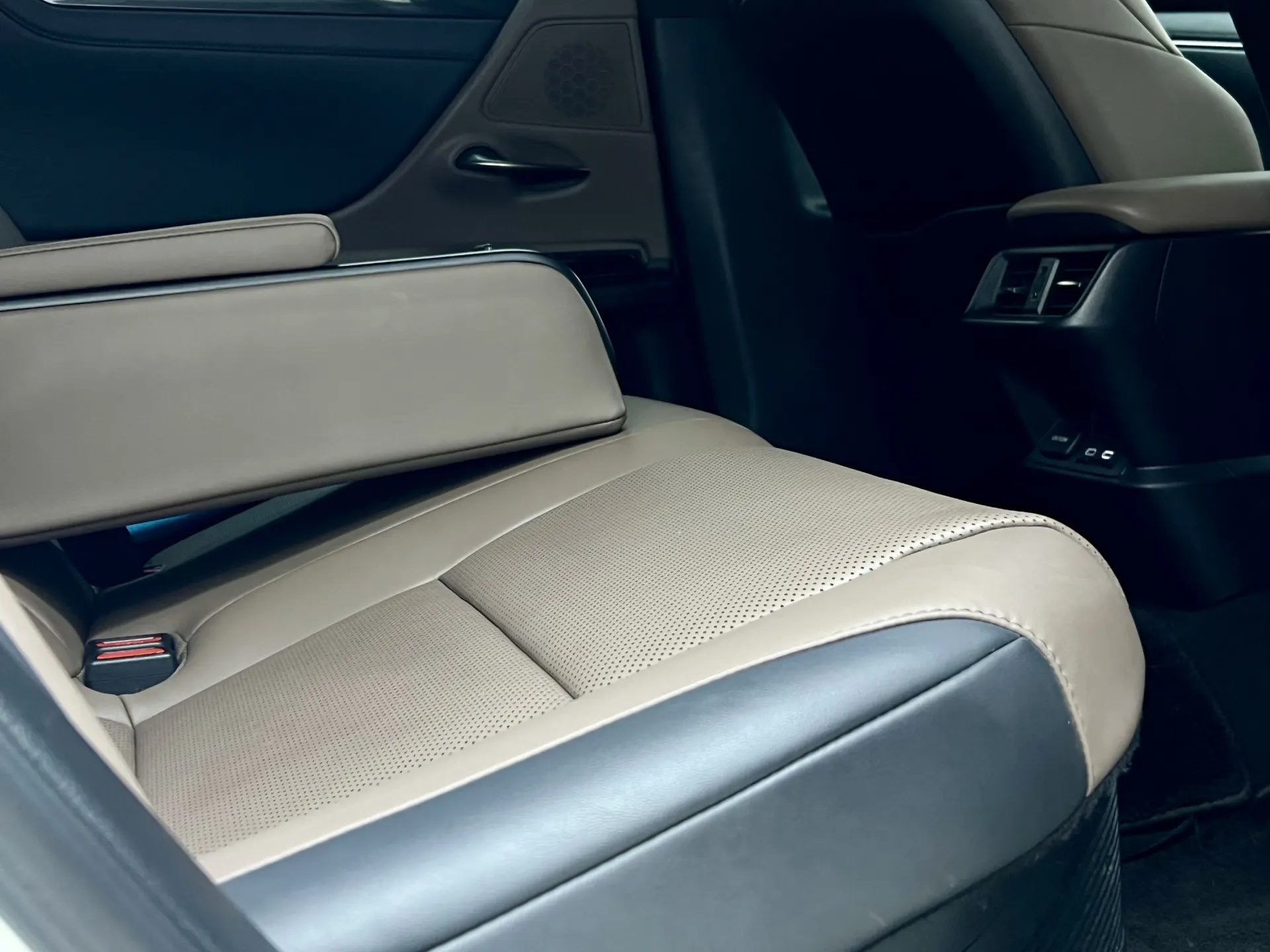 Lexus ES 300h, 2023 22
