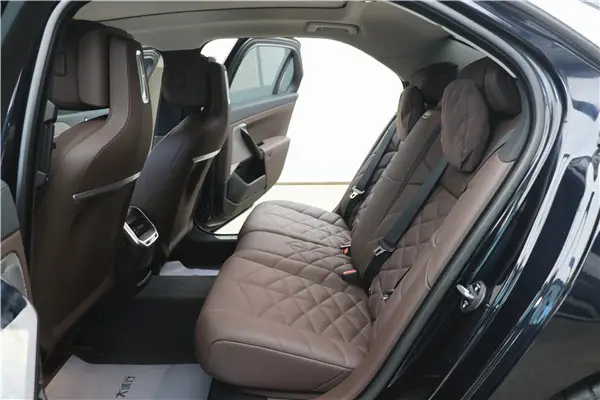BMW 735Li, 2023 6