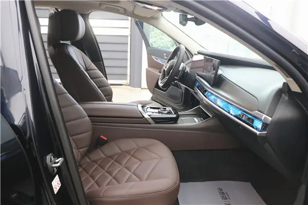 BMW 735Li, 2023 24
