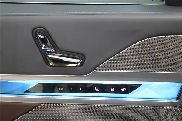 BMW 735Li, 2023 11