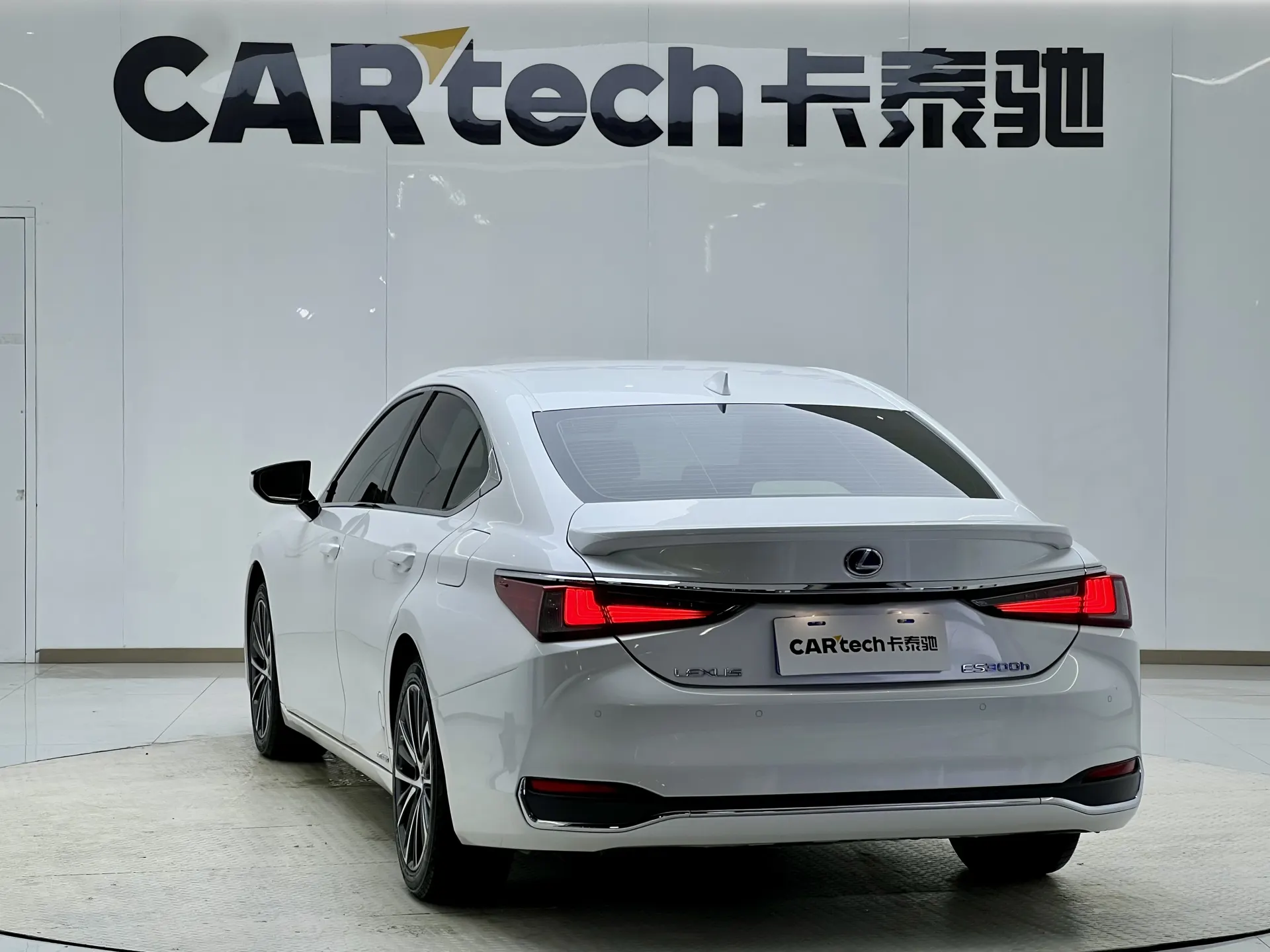 Lexus ES 300h, 2023 все фото