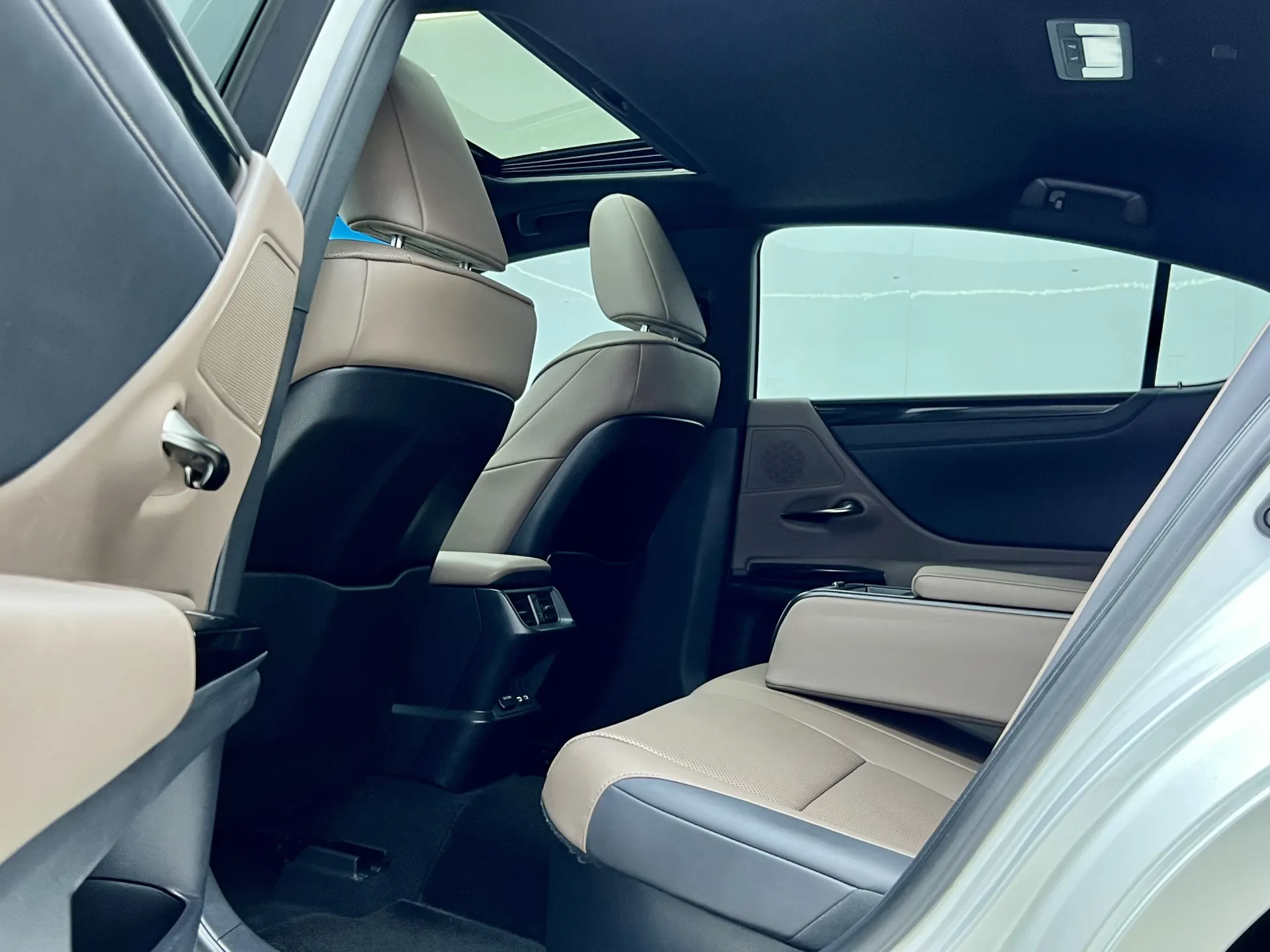 Lexus ES 300h, 2023 16