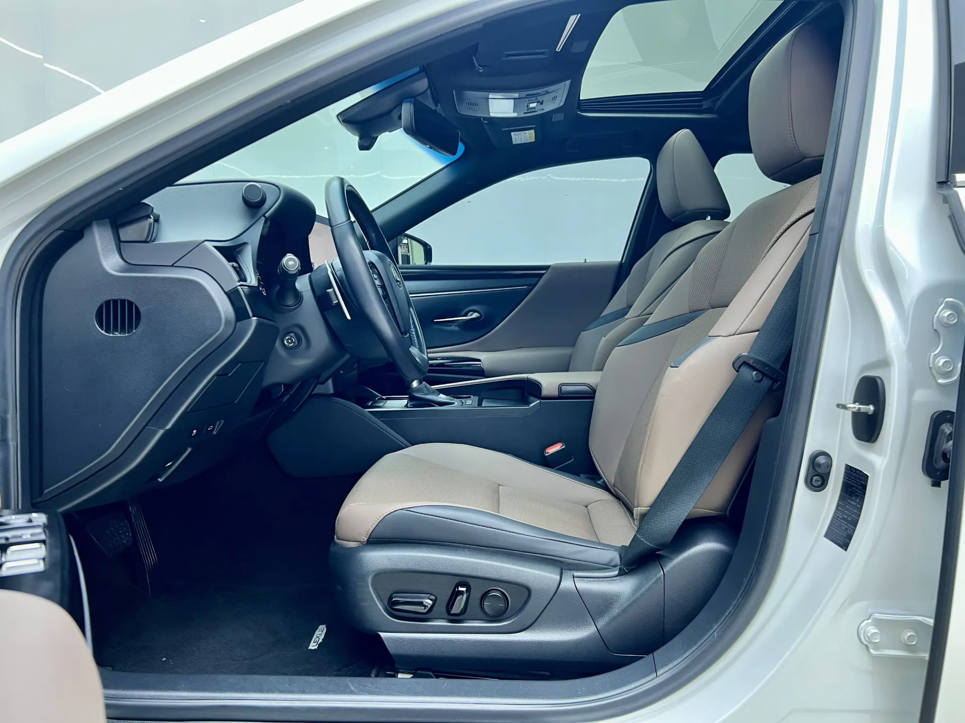 Lexus ES 300h, 2023 21