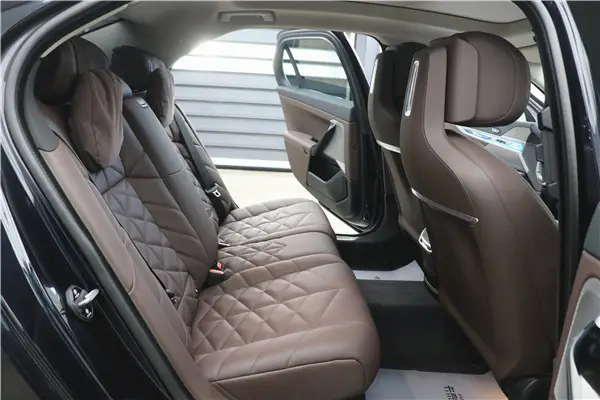 BMW 735Li, 2023 25