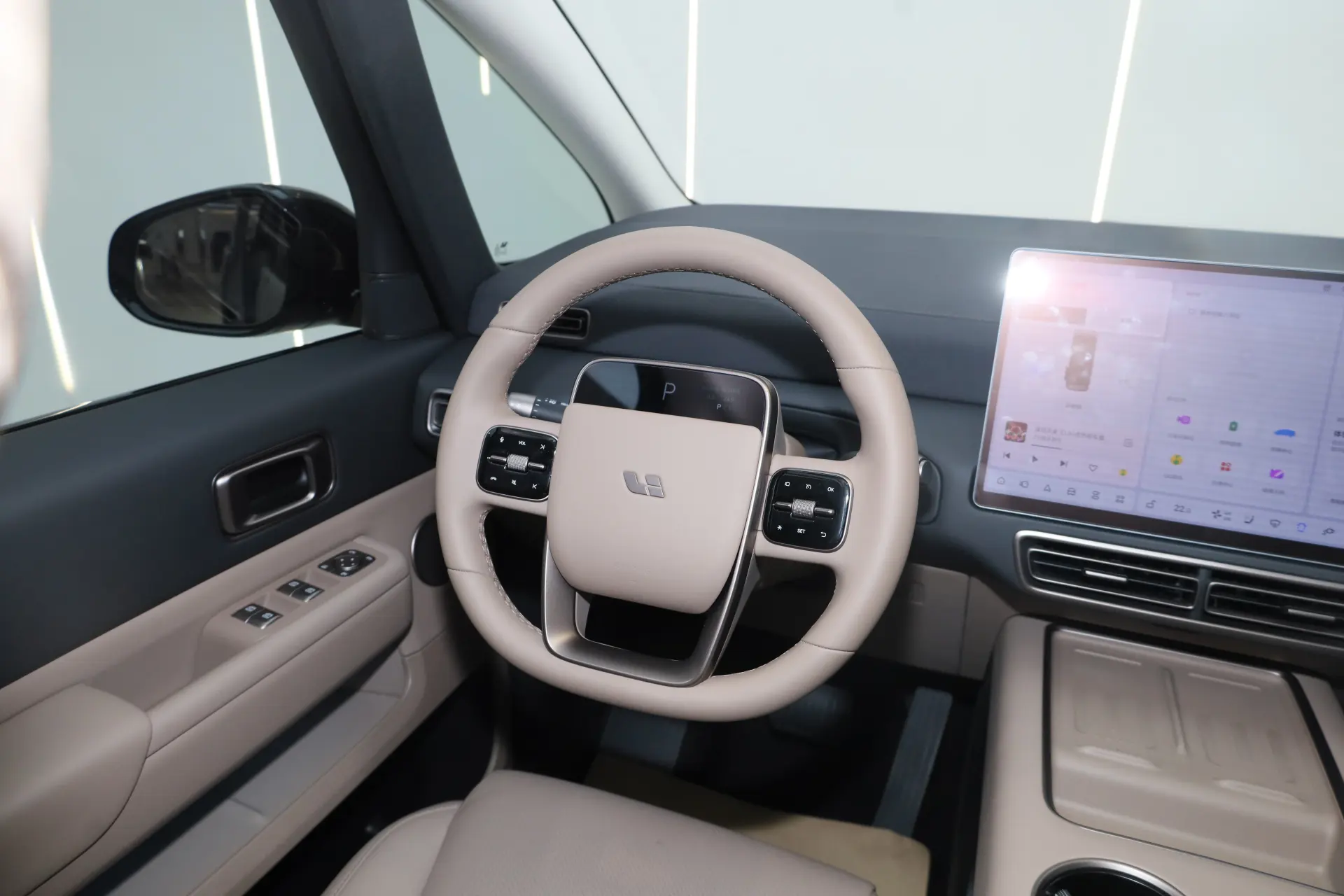 Li Auto MEGA, 2025 28