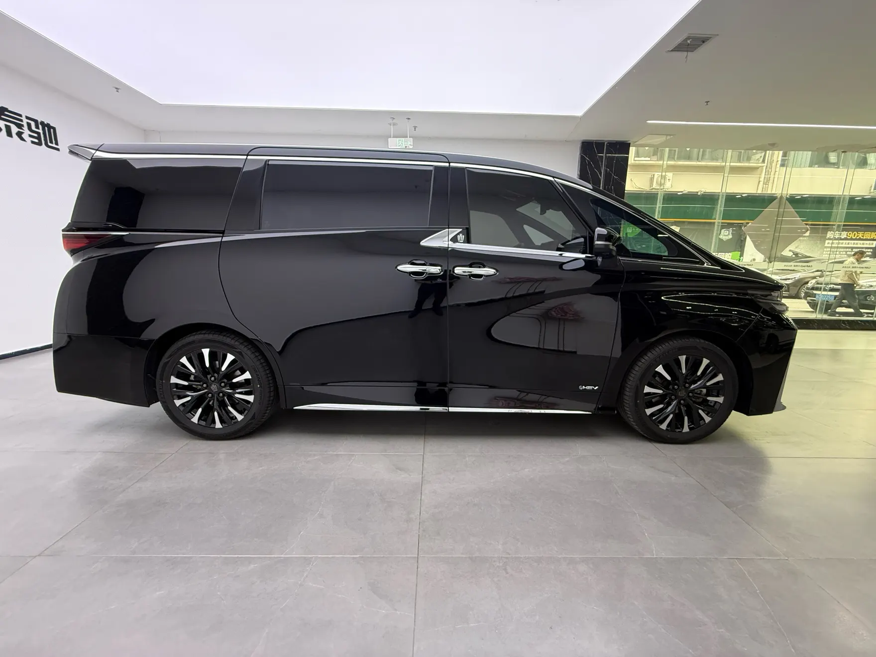 Toyota Vellfire, 2024 4