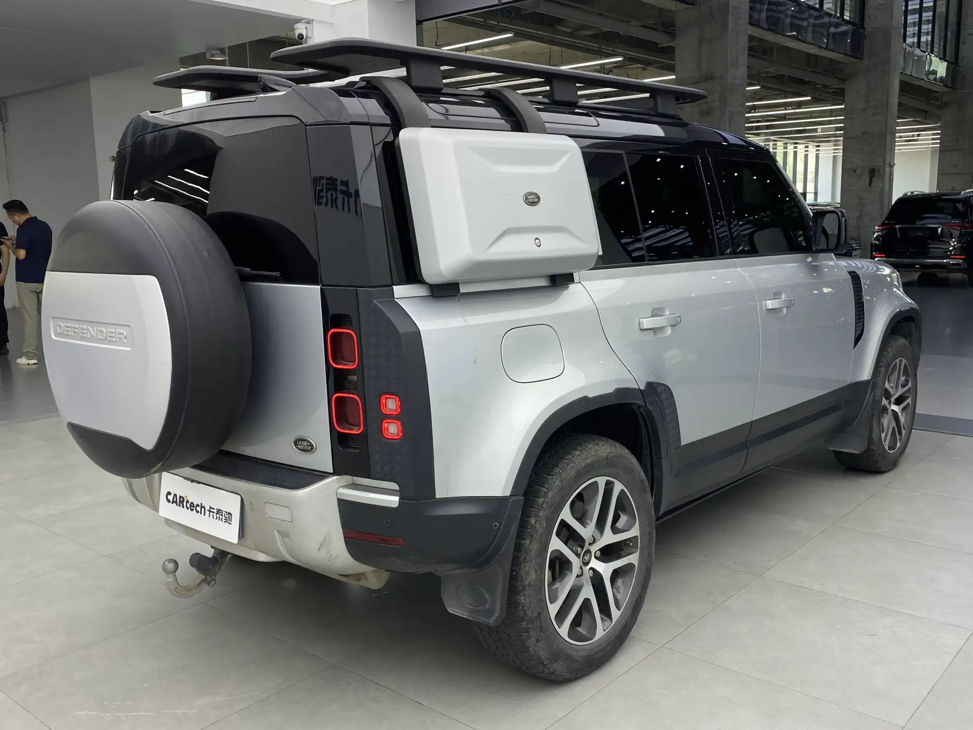 Land Rover Defender, 2021 3