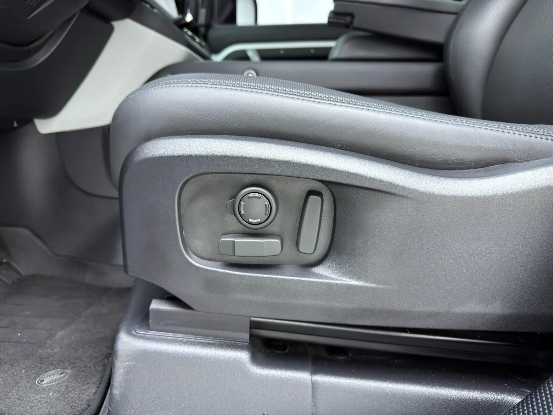 Land Rover Defender, 2023 18