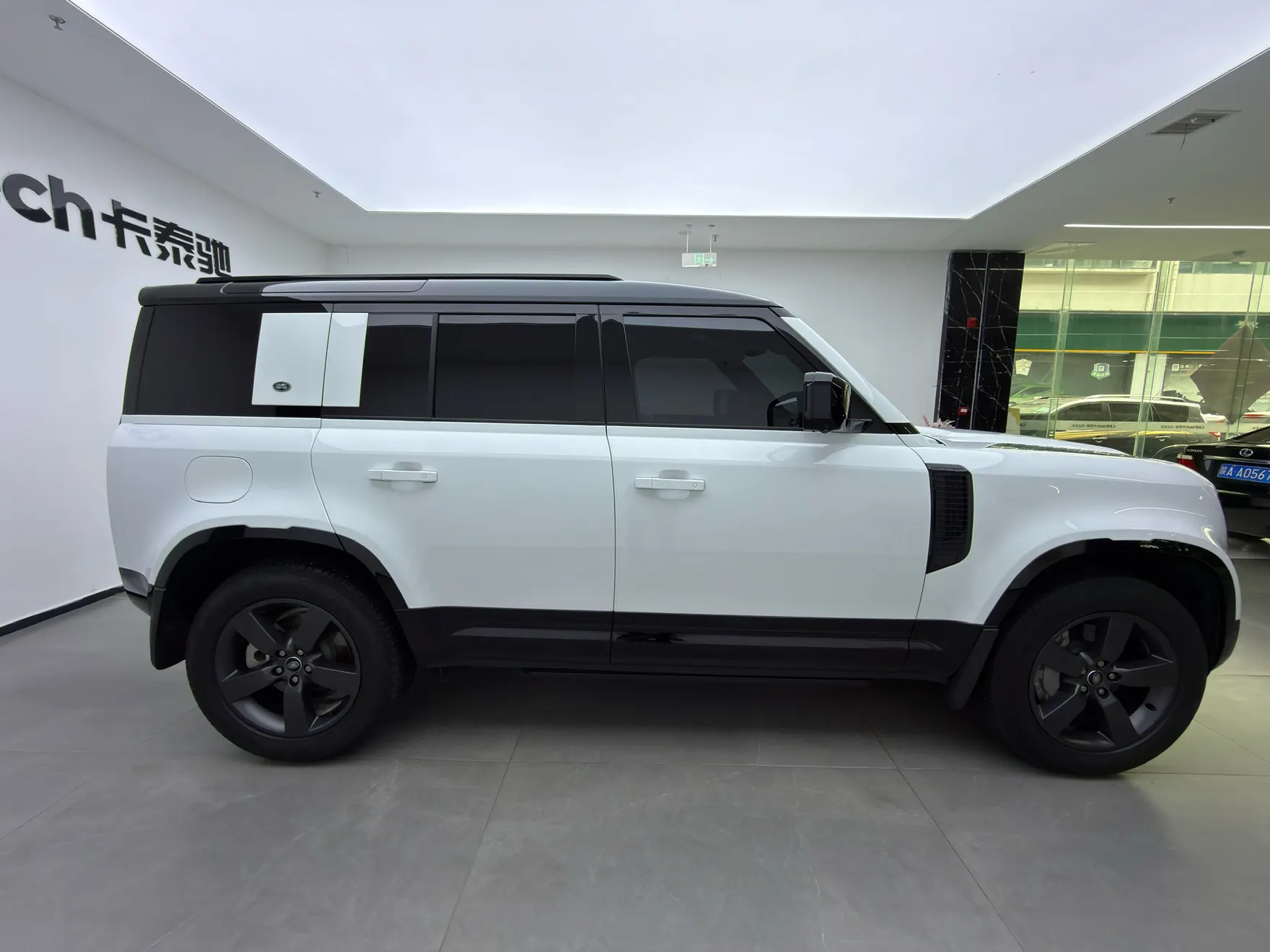 Land Rover Defender, 2023 4
