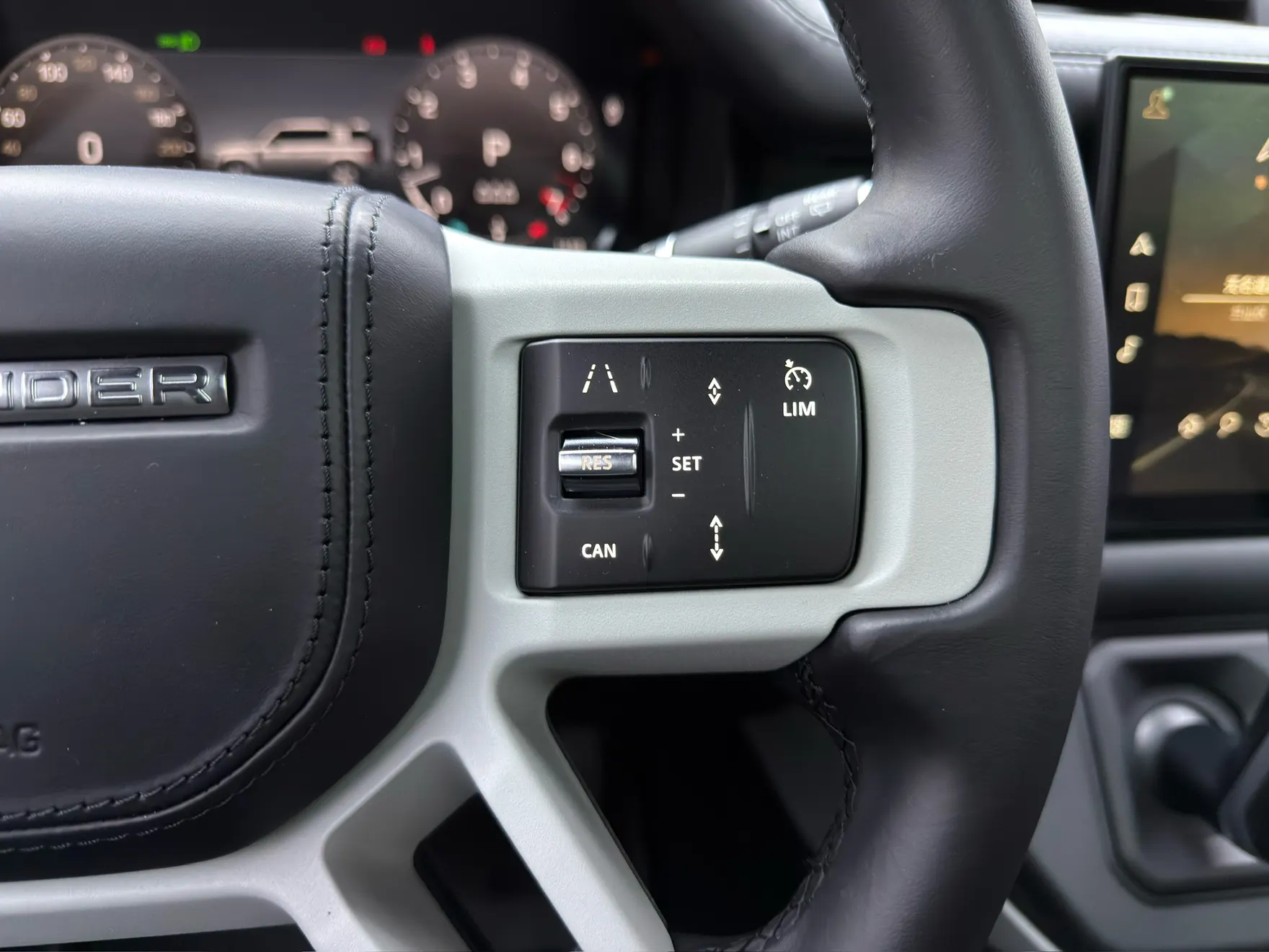 Land Rover Defender, 2023 25