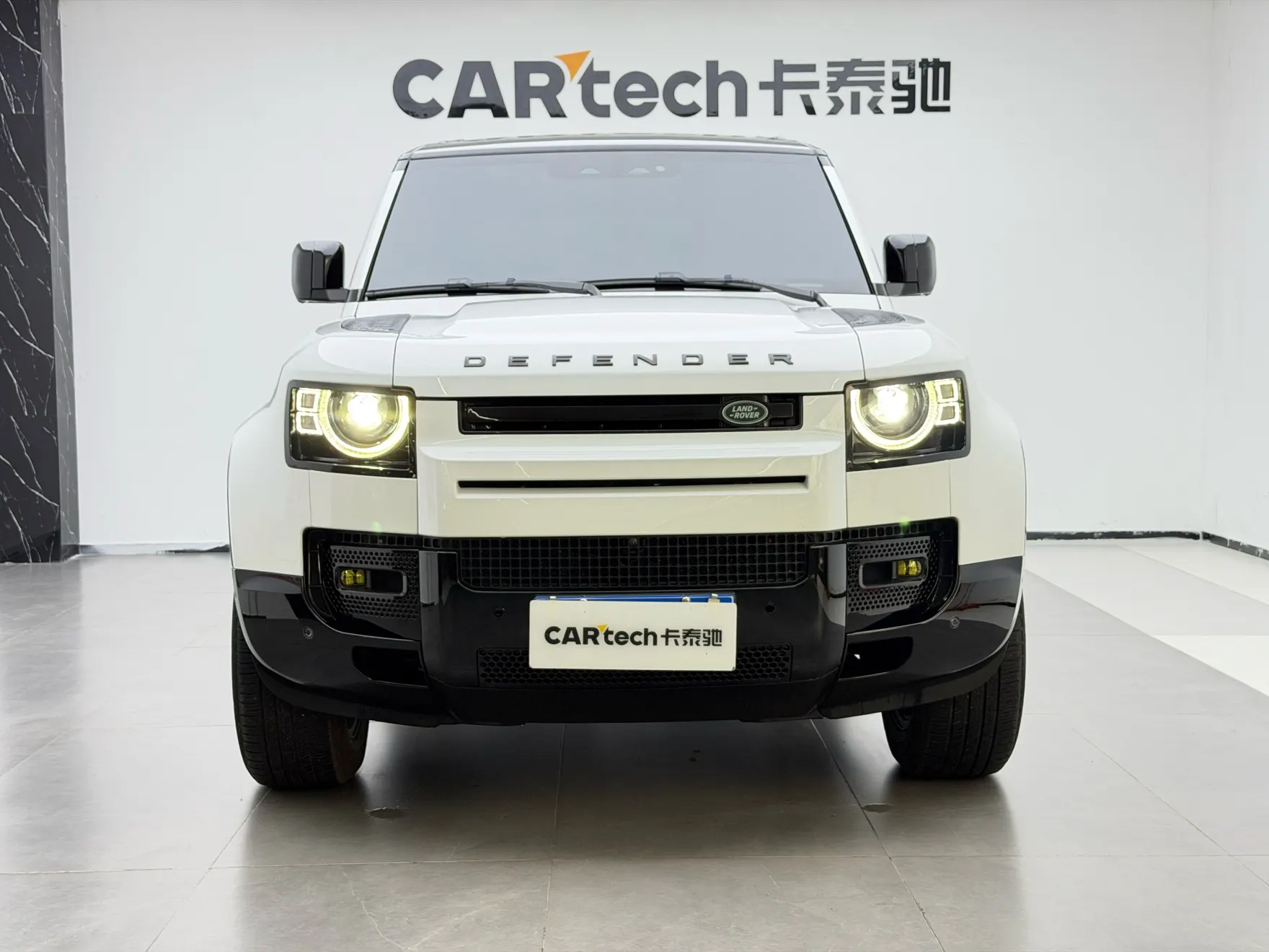 Land Rover Defender, 2023 3