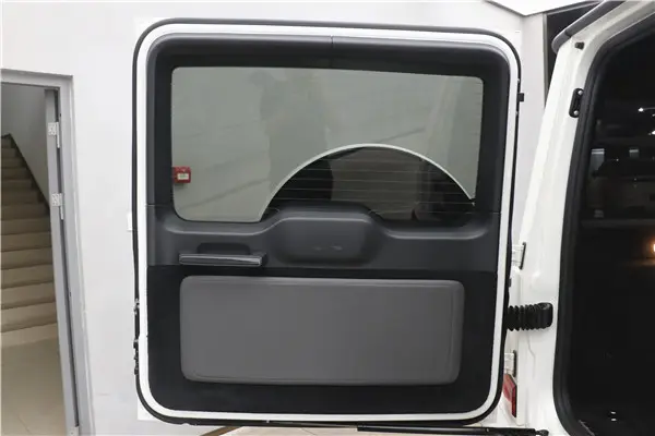 Mercedes-Benz G 400 d, 2023 33