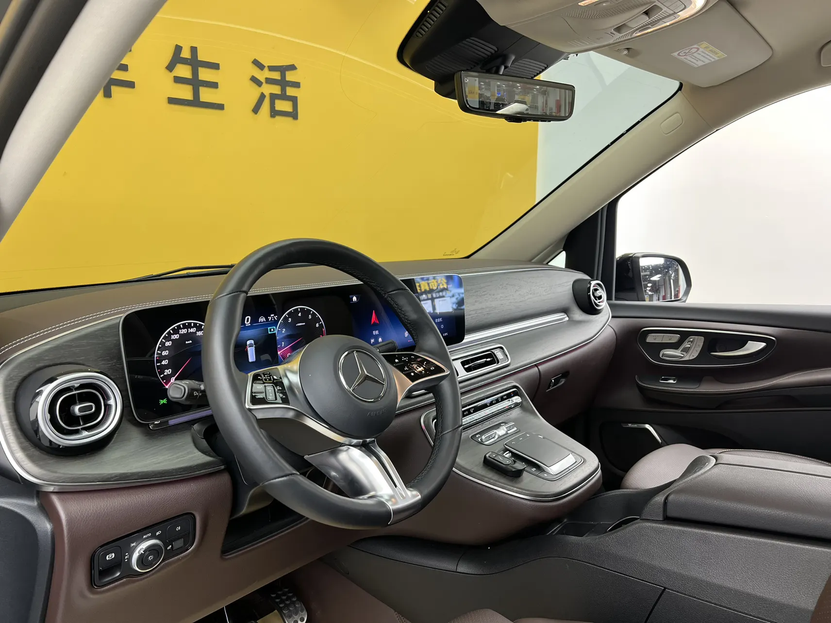 Mercedes-Benz V, 2025 34