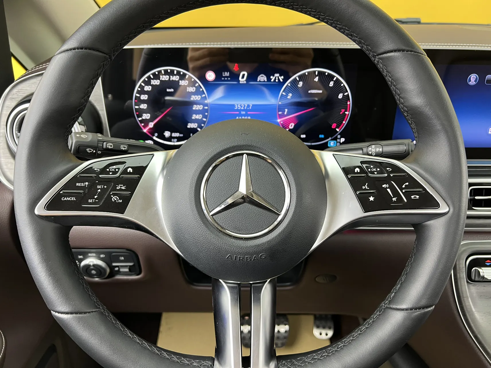 Mercedes-Benz V, 2025 15