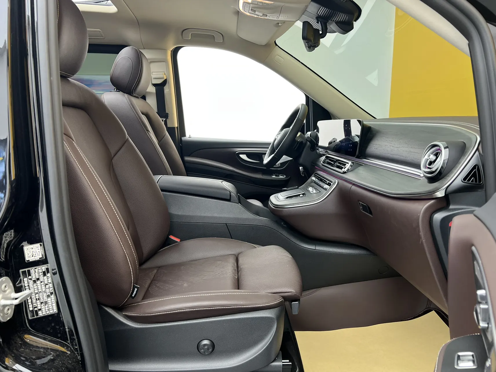 Mercedes-Benz V, 2025 19