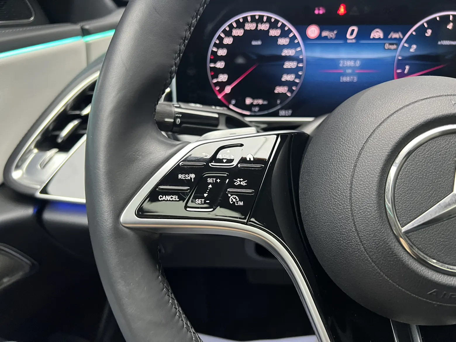 Mercedes-Benz E 300 L, 2023 14