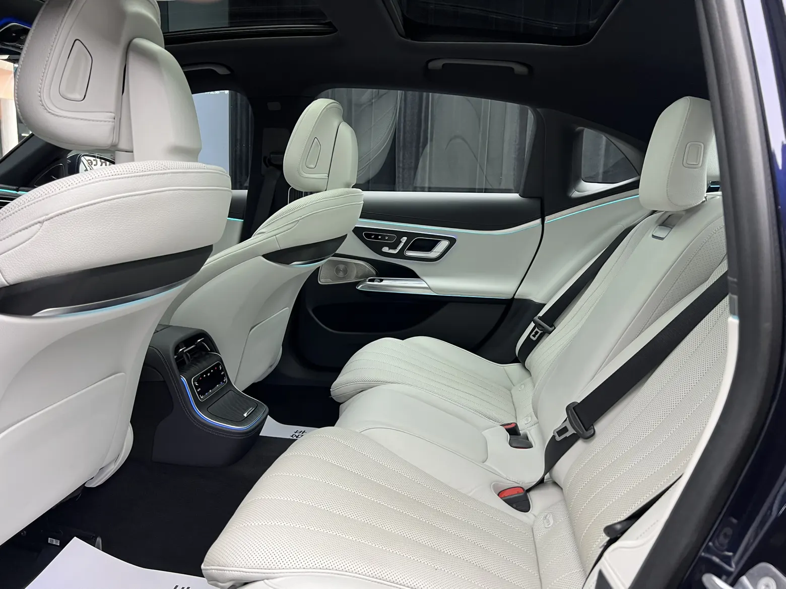 Mercedes-Benz E 300 L, 2023 18