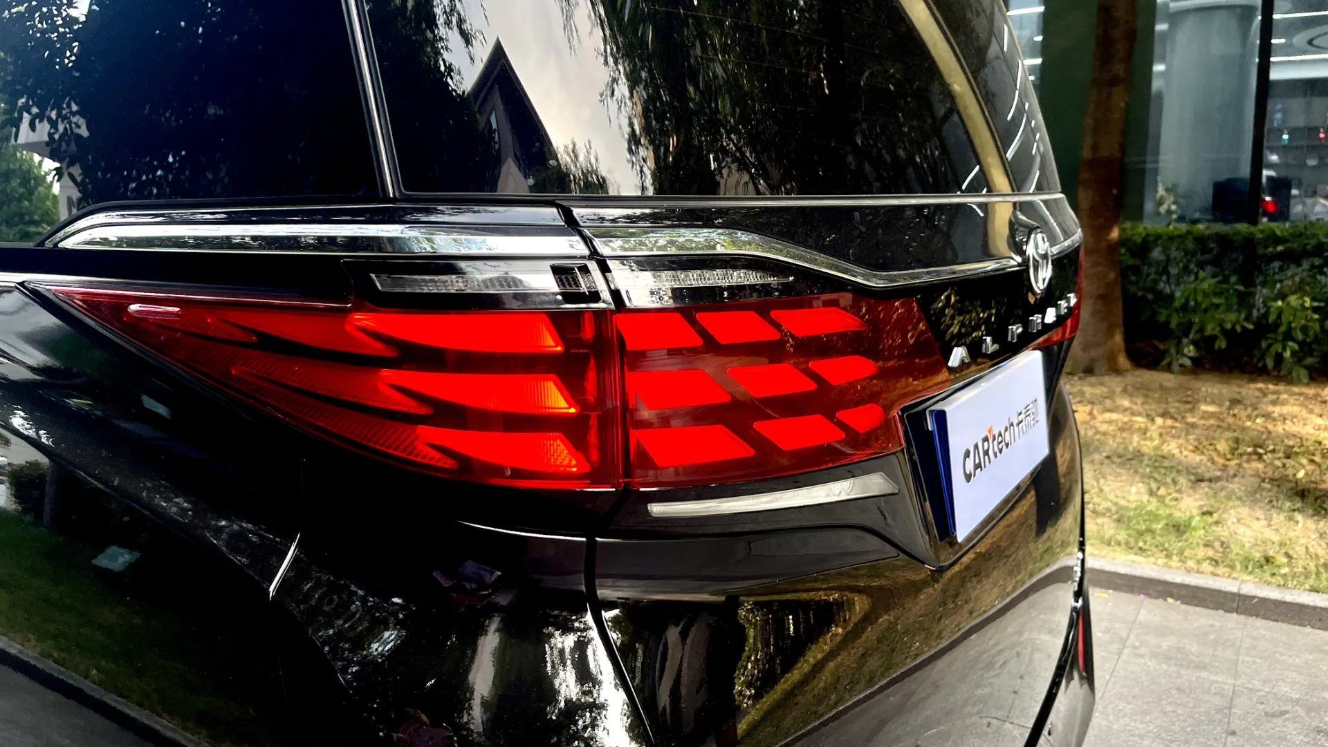 Toyota Alphard, 2024 6