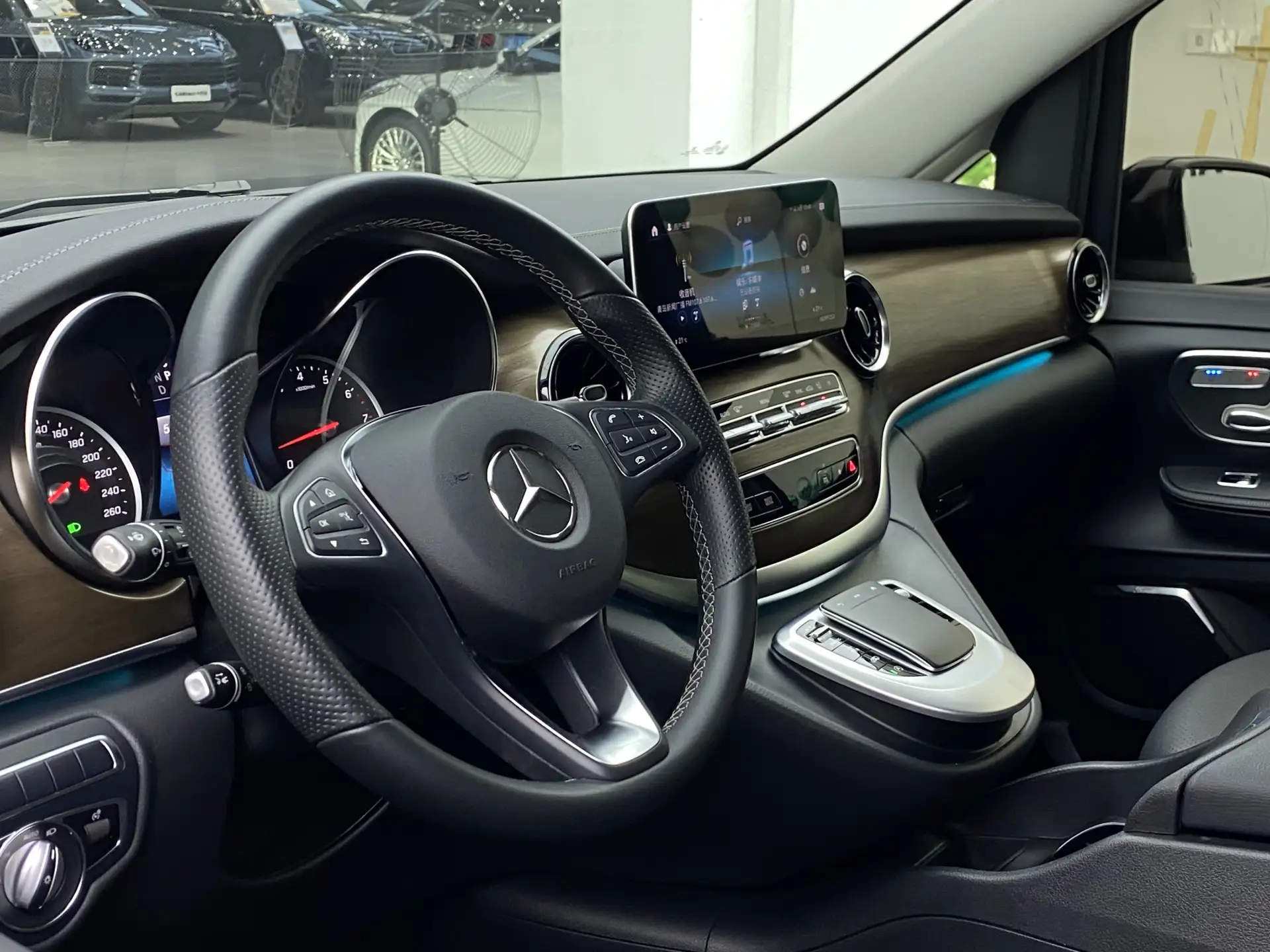 Mercedes-Benz V, 2021 28