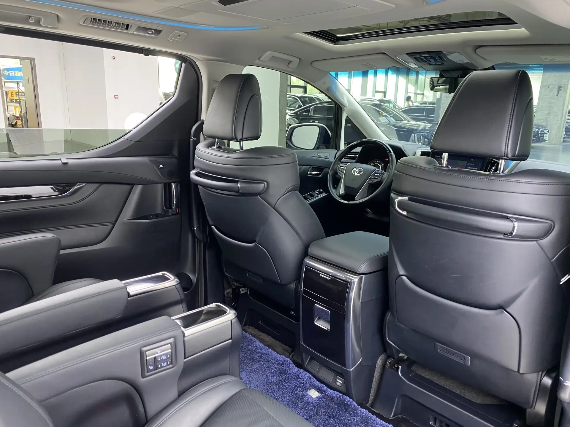 Toyota Vellfire, 2023 11