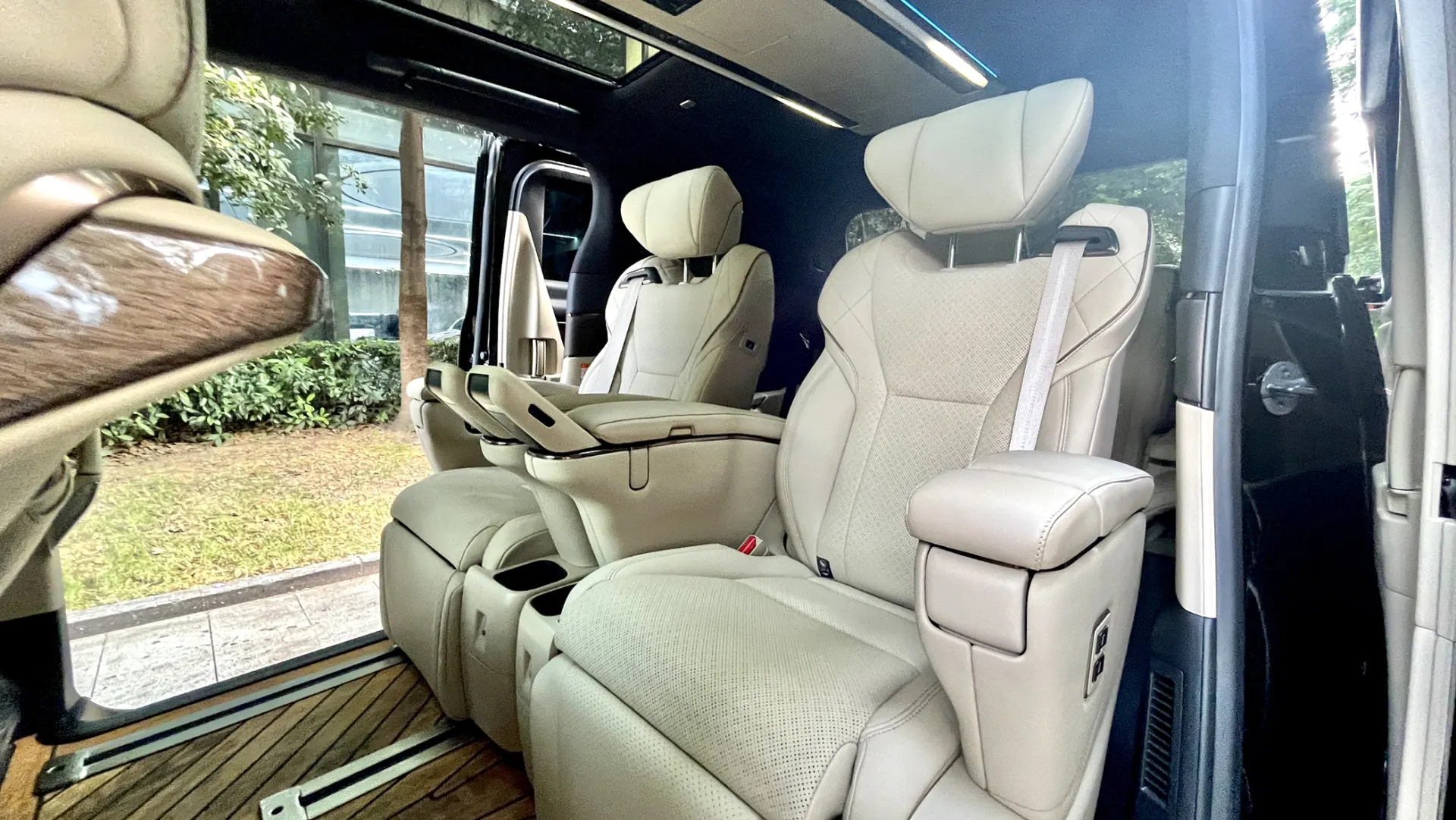 Toyota Alphard, 2024 11