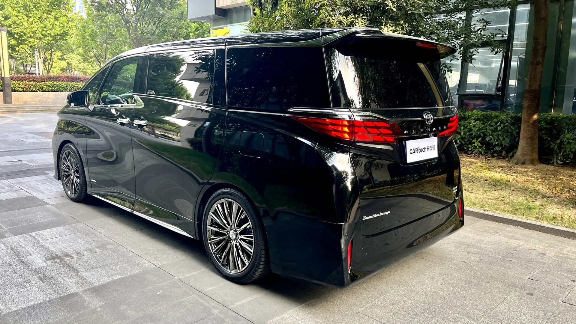 Toyota Alphard, 2024 3