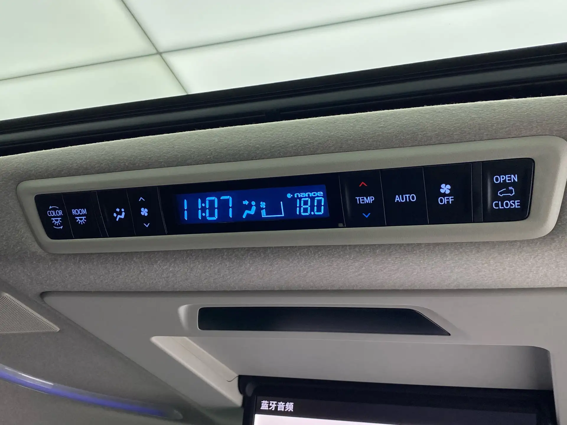 Toyota Vellfire, 2023 23