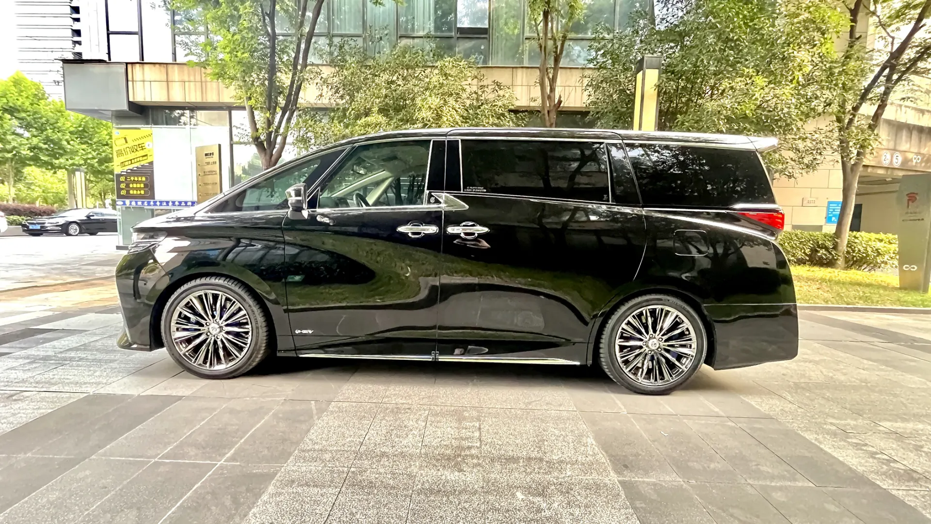 Toyota Alphard, 2024 4