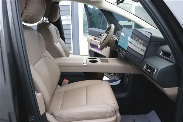 Li Auto MEGA, 2025 27