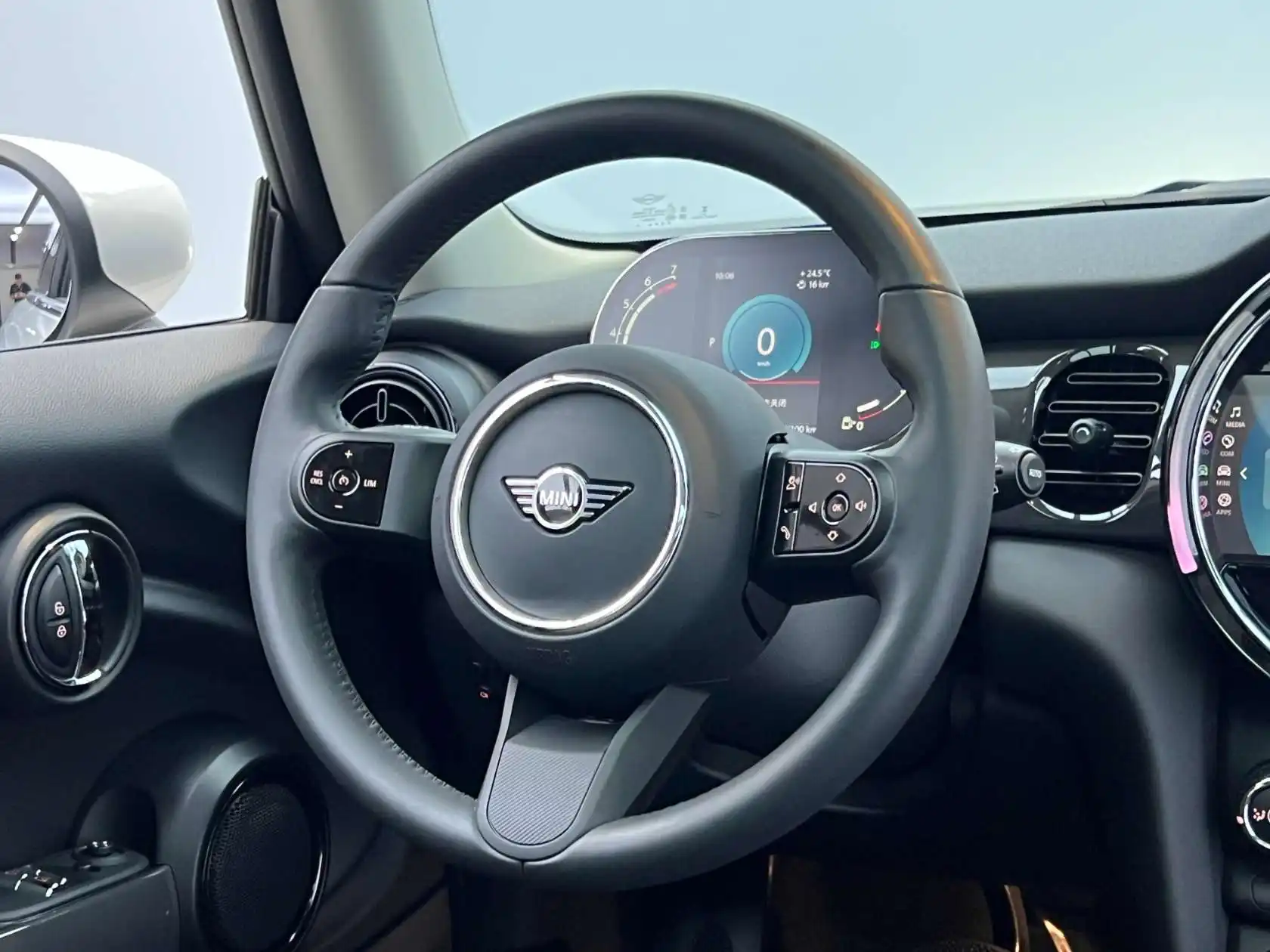 Mini ONE, 2024 21