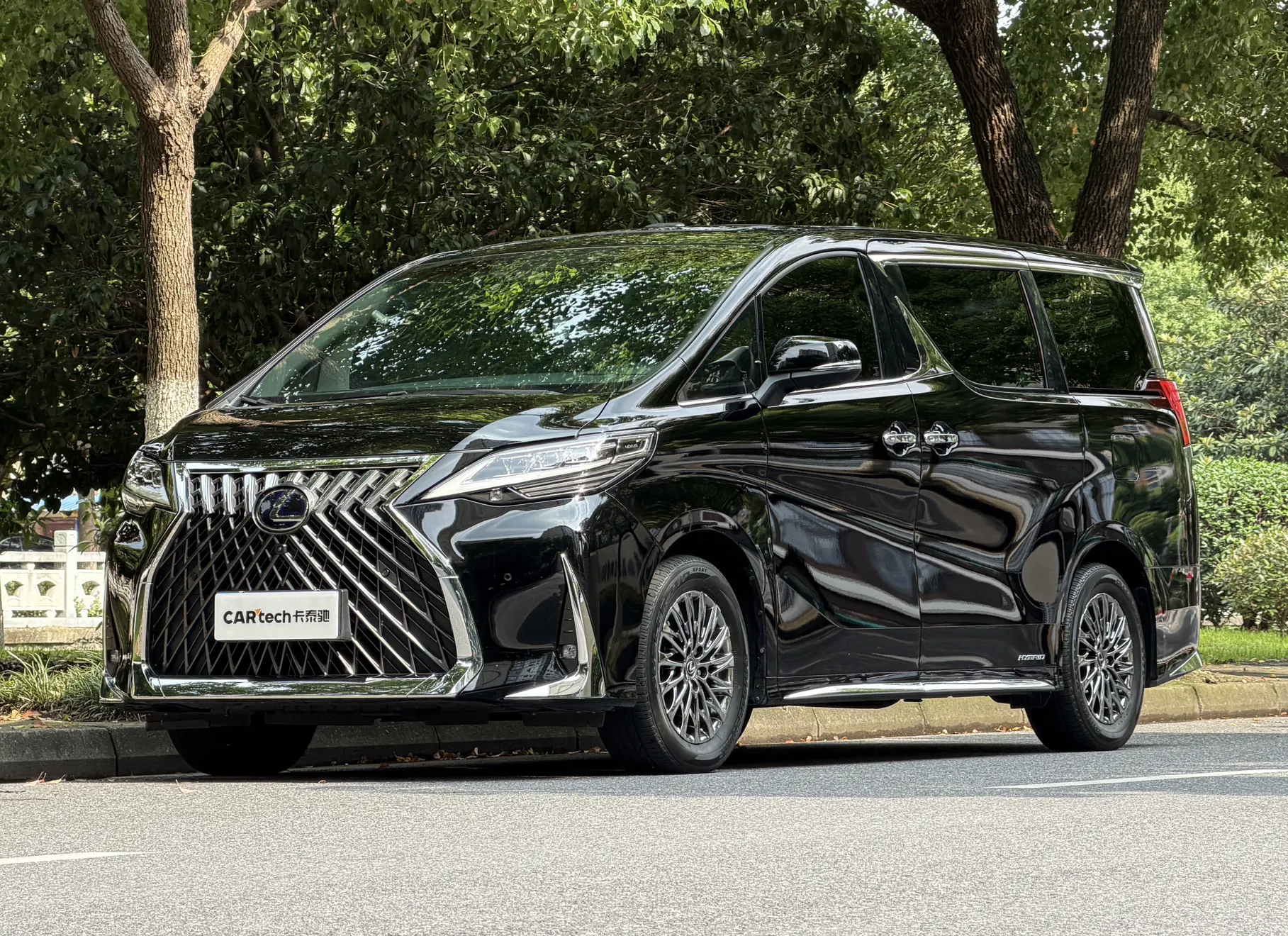 Lexus LM 300h