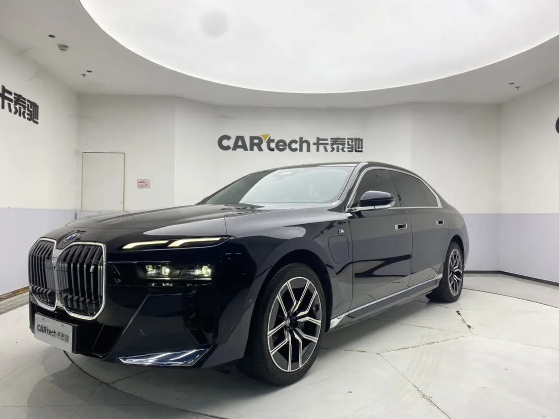 BMW i7